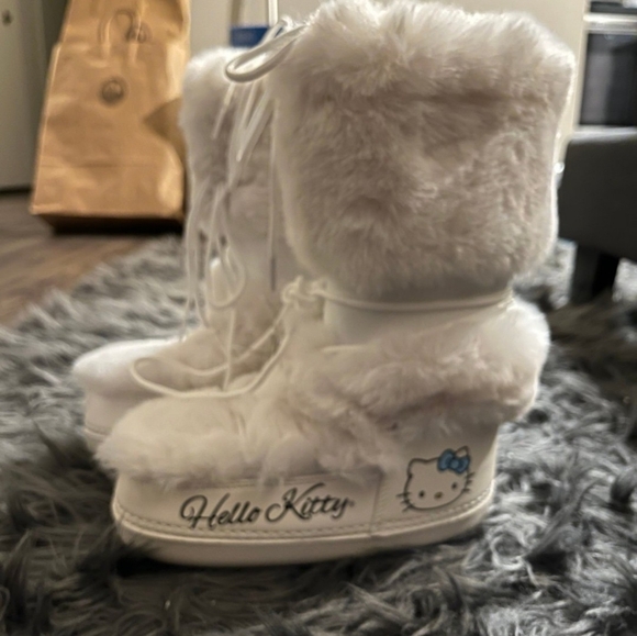 Hello Kitty faux fur moon boots. New - Picture 3 of 8